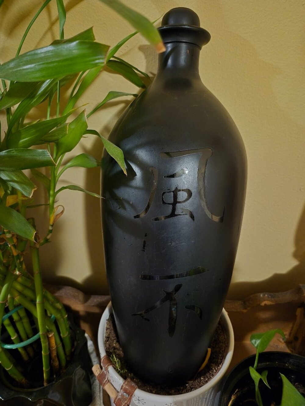 VINTAGE JAPANESE GLASS-CERAMIC KAYOI-TOKKURI LIQUOR TRANSPORT BOTTLE (BLACK)
